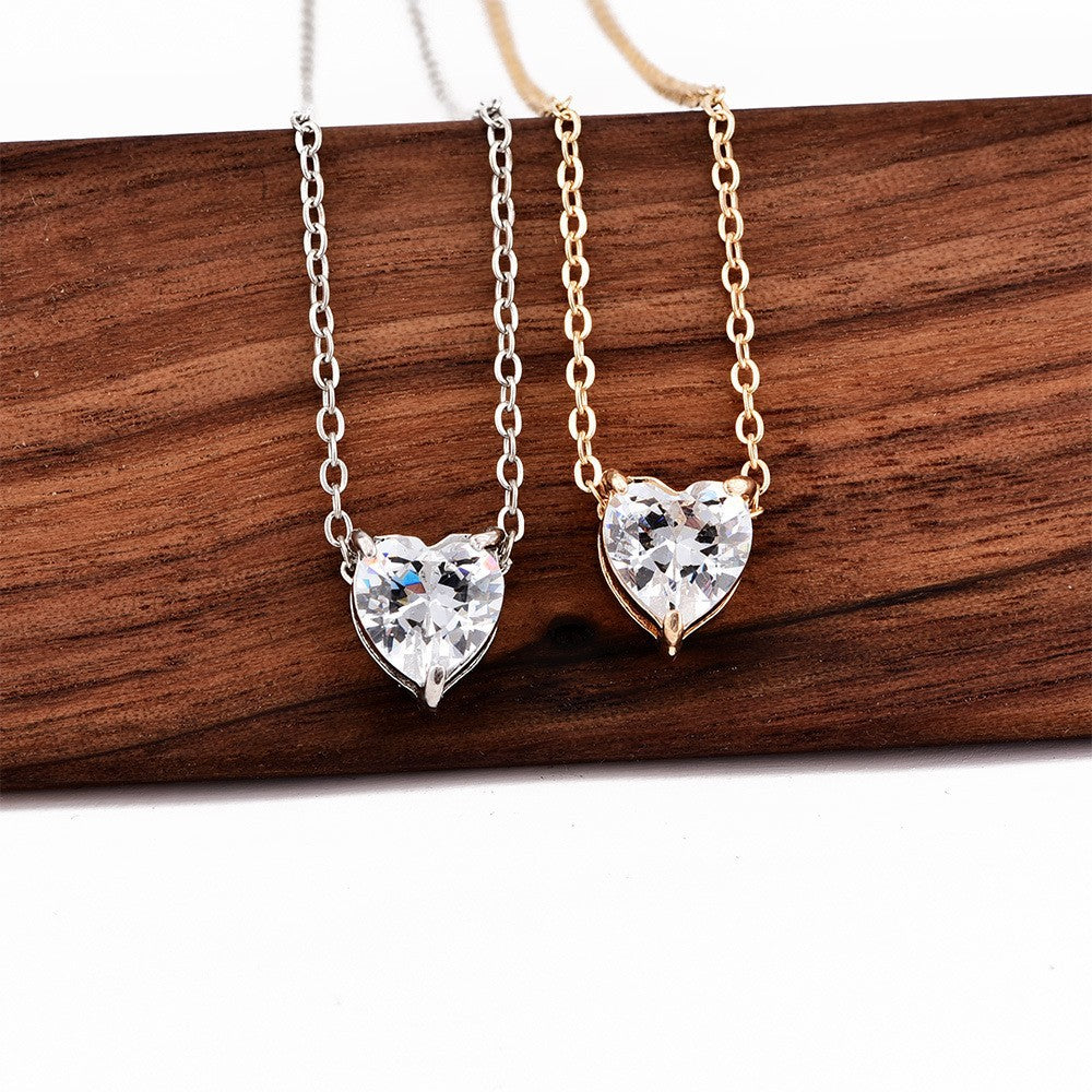 Collar minimalista en forma de corazón de plata