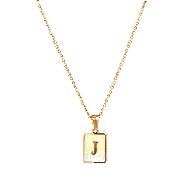 Collar minimalista con inicial de concha cuadrada