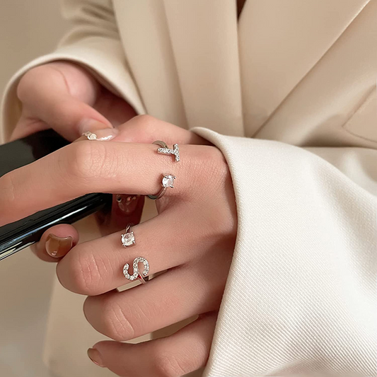 Anillo ajustable con letra inicial - plata
