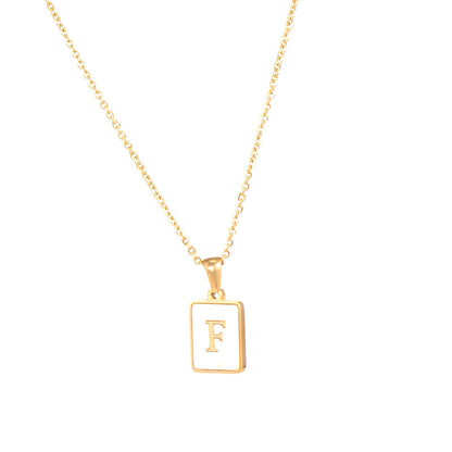 Collar minimalista con inicial de concha cuadrada