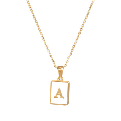 Collar minimalista con inicial de concha cuadrada