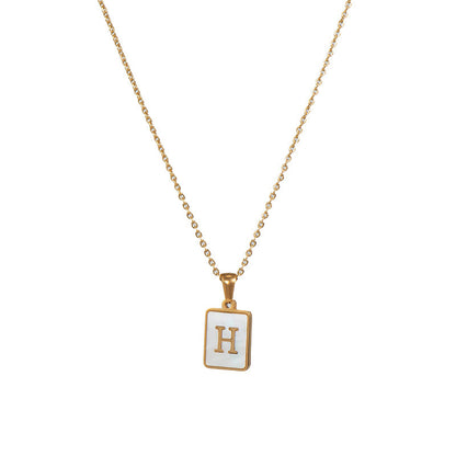 Collar minimalista con inicial de concha cuadrada