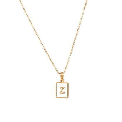 Collar minimalista con inicial de concha cuadrada