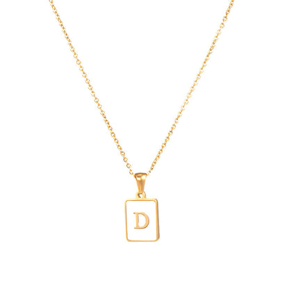 Collar minimalista con inicial de concha cuadrada