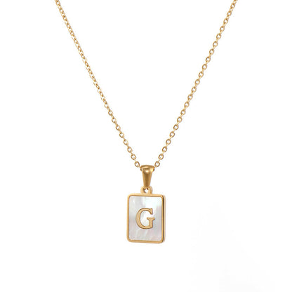Collar minimalista con inicial de concha cuadrada