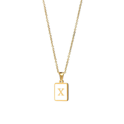 Collar minimalista con inicial de concha cuadrada