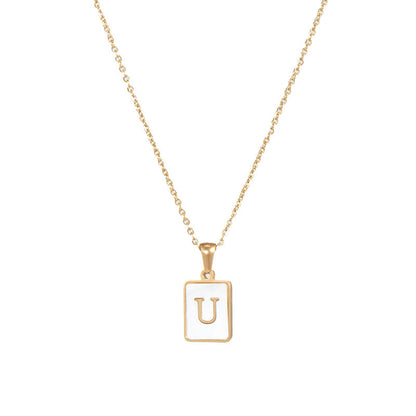 Collar minimalista con inicial de concha cuadrada