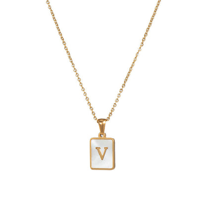 Collar minimalista con inicial de concha cuadrada