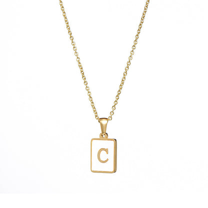 Collar minimalista con inicial de concha cuadrada