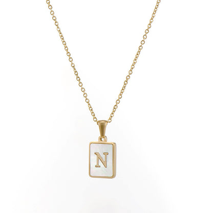 Collar minimalista con inicial de concha cuadrada
