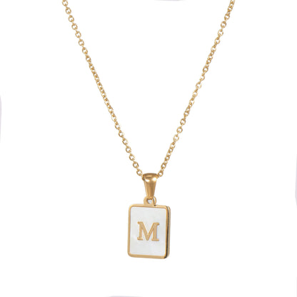 Collar minimalista con inicial de concha cuadrada